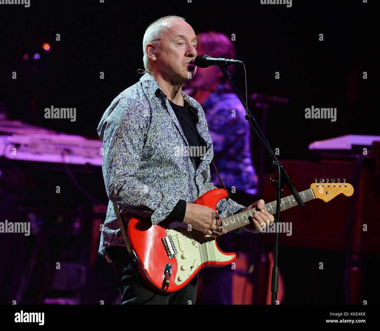 Atlanta, Ga - 24. Oktober: (bis zum 15. November 2015 ein Embargo verhängt) Mark Knopfler führt auf dem Chastain Park Amphitheater am 24. Oktober 2015 in Atlanta, Georgia: Mark Knopfler Stockfoto