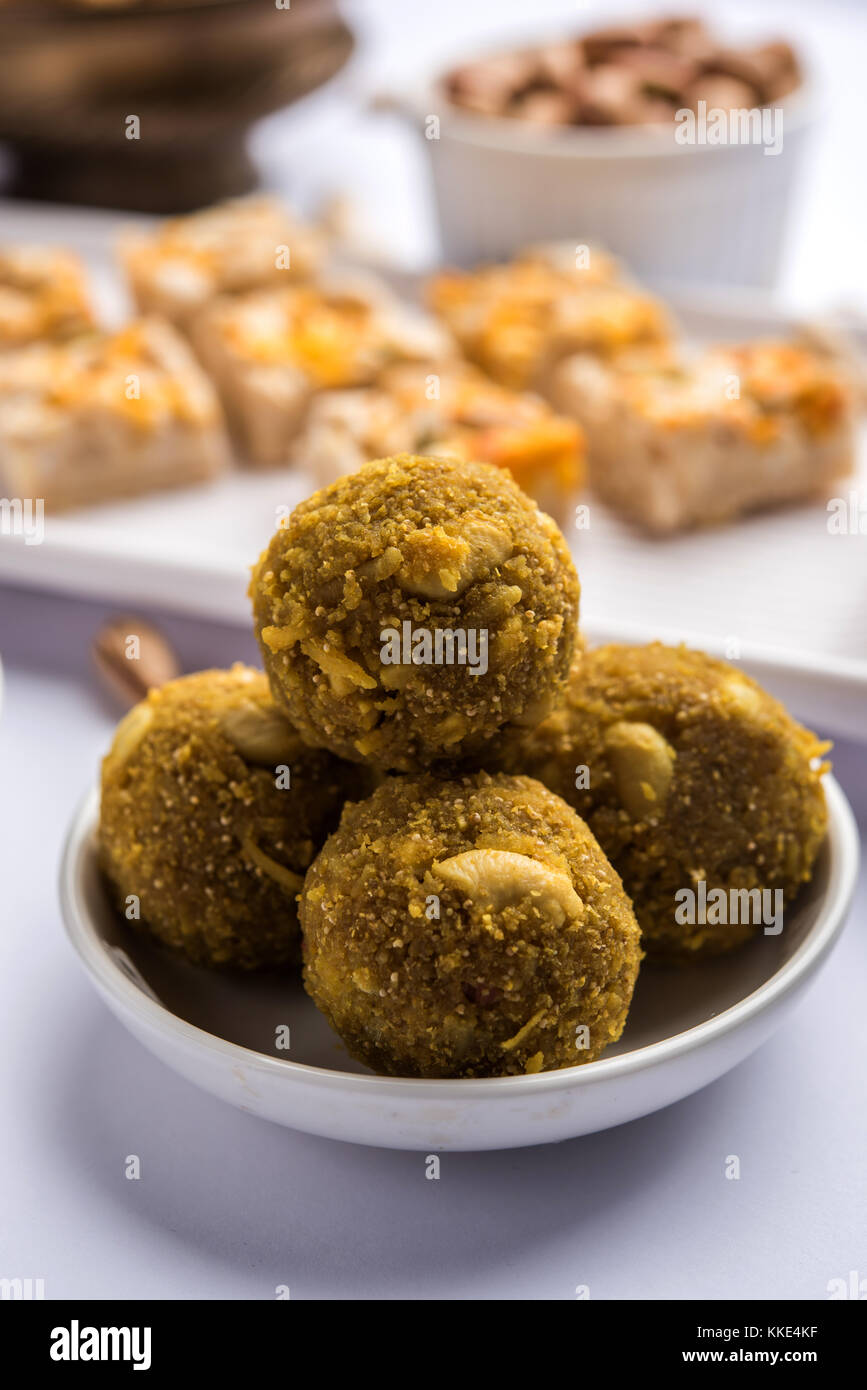 Indische Süßspeisen Gruppe Foto. trockene Frucht laddu, kaju katli oder kaju gajak burfi, oder Til, papdi rasmalai oder rasmalai, gulab jamun Stockfoto