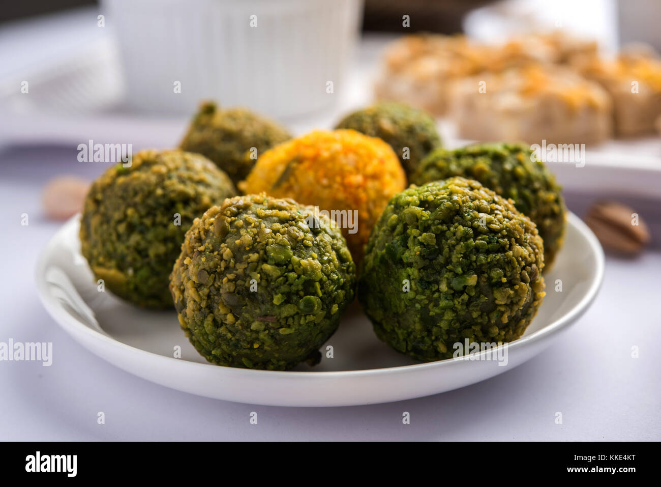 Indische Süßspeisen Gruppe Foto. trockene Frucht laddu, kaju katli oder kaju gajak burfi, oder Til, papdi rasmalai oder rasmalai, gulab jamun Stockfoto