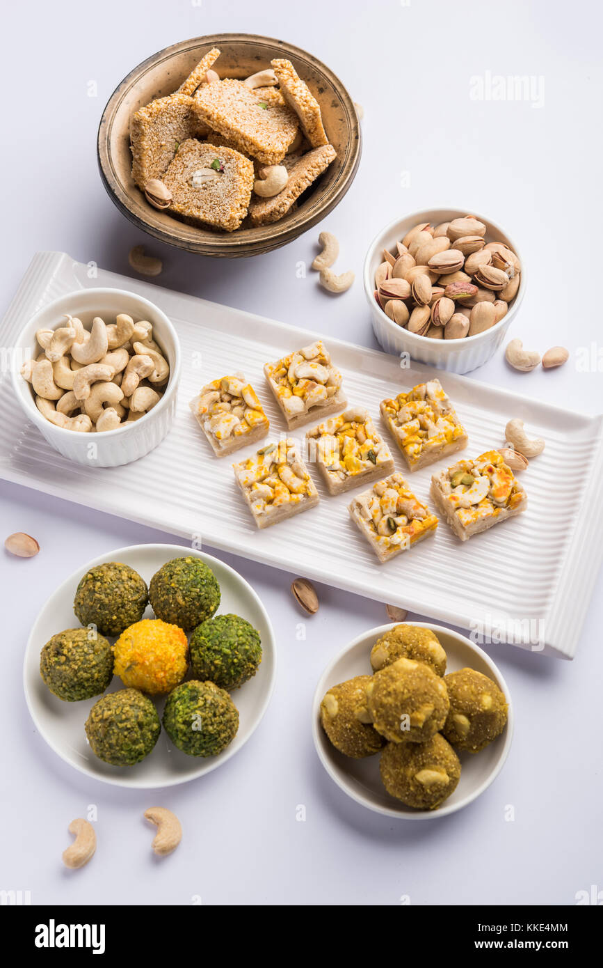 Indische Süßspeisen Gruppe Foto. trockene Frucht laddu, kaju katli oder kaju gajak burfi, oder Til, papdi rasmalai oder rasmalai, gulab jamun Stockfoto