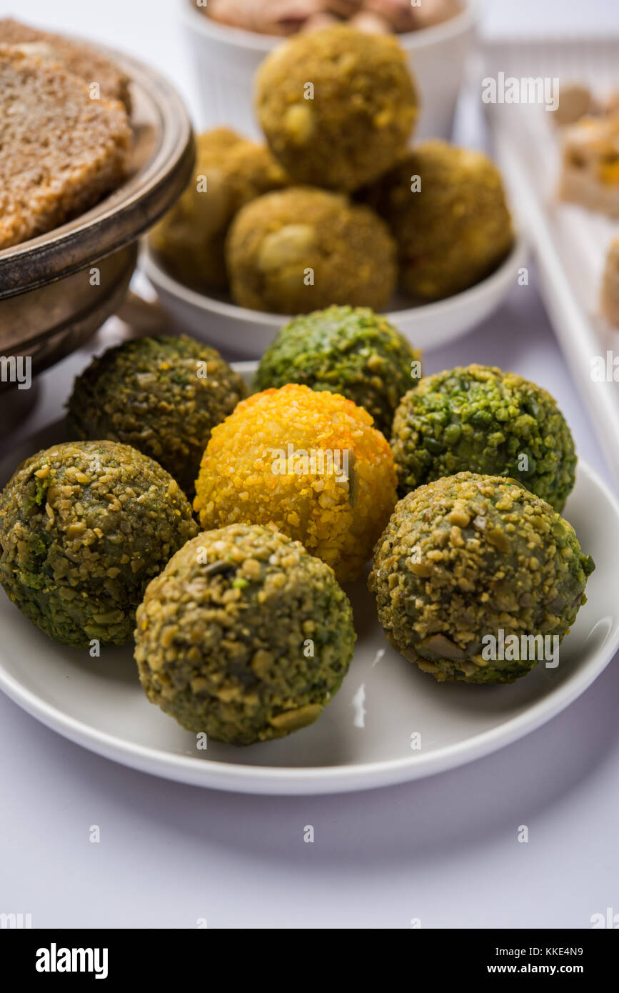 Indische Süßspeisen Gruppe Foto. trockene Frucht laddu, kaju katli oder kaju gajak burfi, oder Til, papdi rasmalai oder rasmalai, gulab jamun Stockfoto