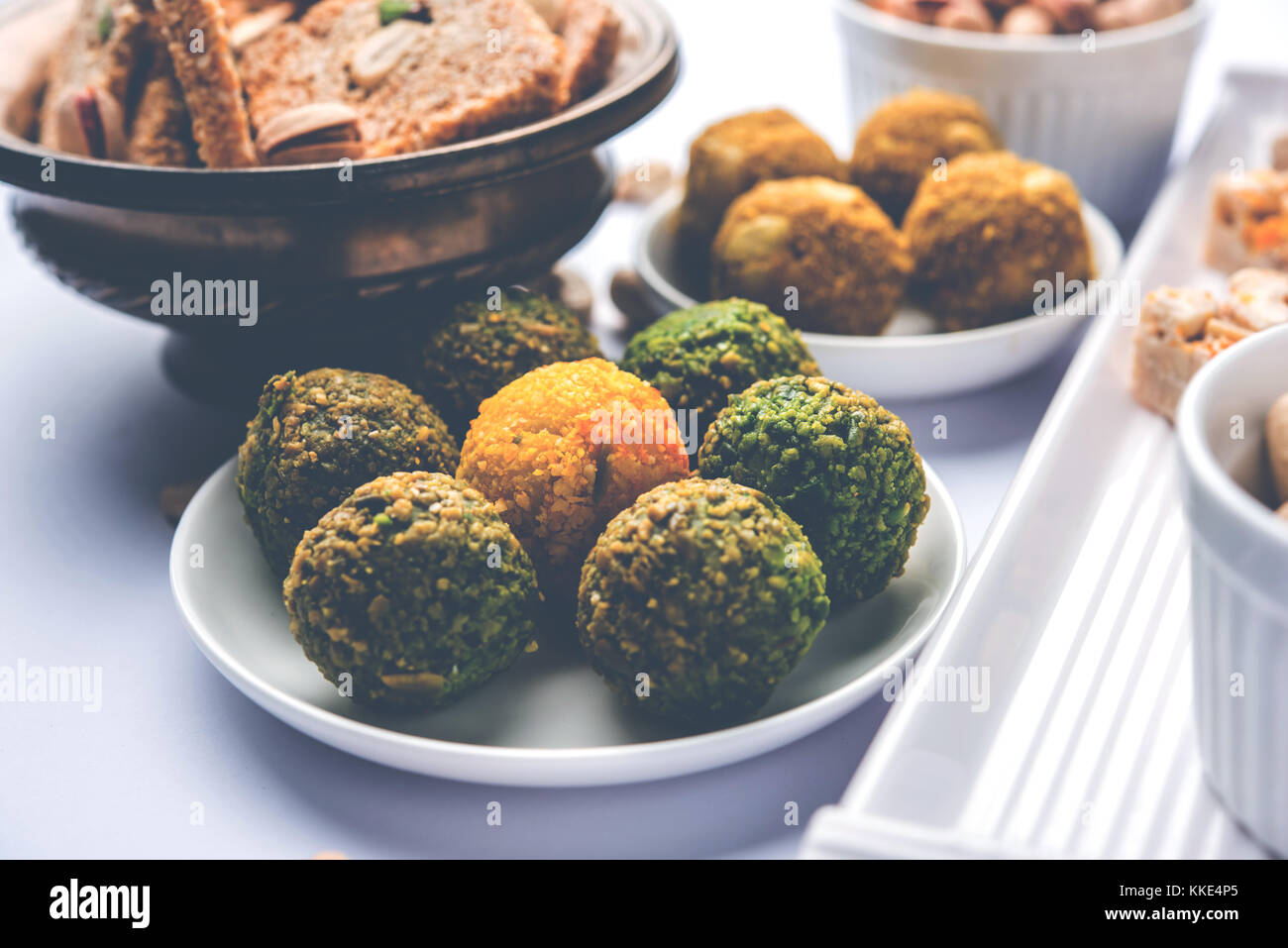 Indische Süßspeisen Gruppe Foto. trockene Frucht laddu, kaju katli oder kaju gajak burfi, oder Til, papdi rasmalai oder rasmalai, gulab jamun Stockfoto