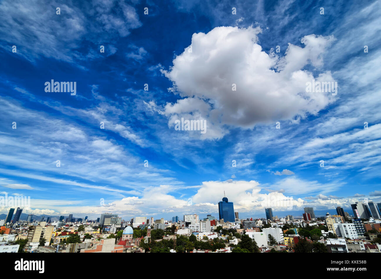 Mexiko-stadt, Mexiko, 24. Oktober, 2016: Blick Stadt unter atemberaubende bewölkter Himmel nach Mexiko Stockfoto