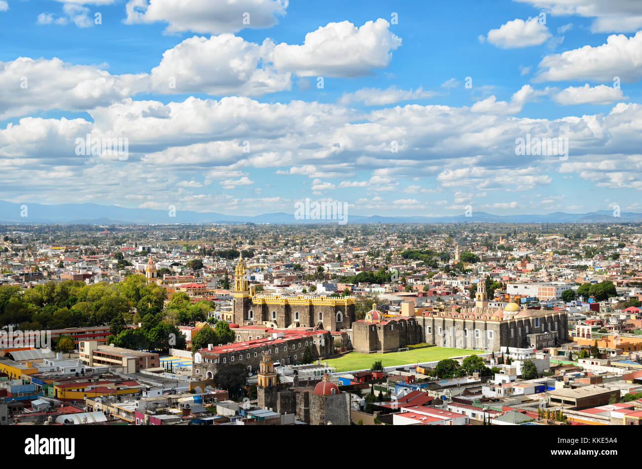 Luftbild der Innenstadt von cholula Stadt unter bewölktem Himmel Stockfoto