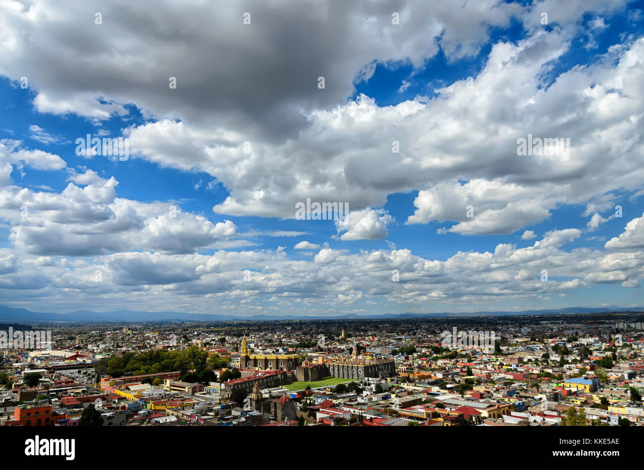 Cholula, Mexiko, 16. Oktober, 2015: Luftbild der Innenstadt von cholula Stadt unter bewölktem Himmel Stockfoto