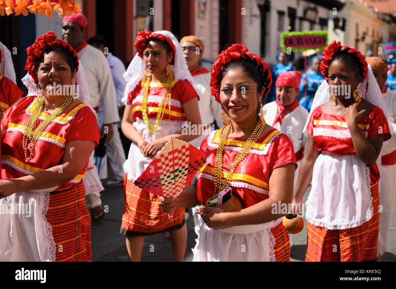 San Cristobal de las Casas, Mexiko, 13. Dezember 2015: Frauen in traditionellen Chiapas kleid Walking im Freien Stockfoto