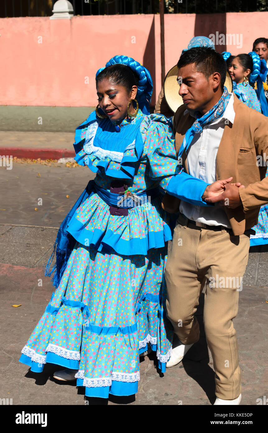 San Cristobal de las Casas, Mexiko, 13. Dezember 2015: Paar in traditioneller Kleidung von durango Zustand tanzen im Freien Stockfoto