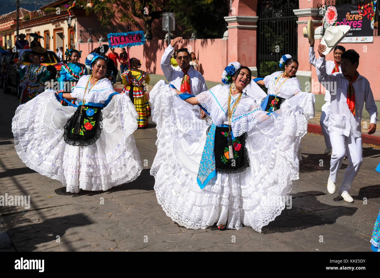 San Cristobal de las Casas, Mexiko, 13. Dezember 2015: die Menschen tanzen im traditionellen mexikanischen Kleid aus Veracruz Zustand Stockfoto
