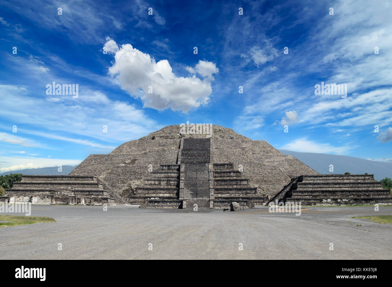 Beeindruckender Blick auf die Pyramide des Mondes und avenida der Toten in Teotihuacan Stockfoto