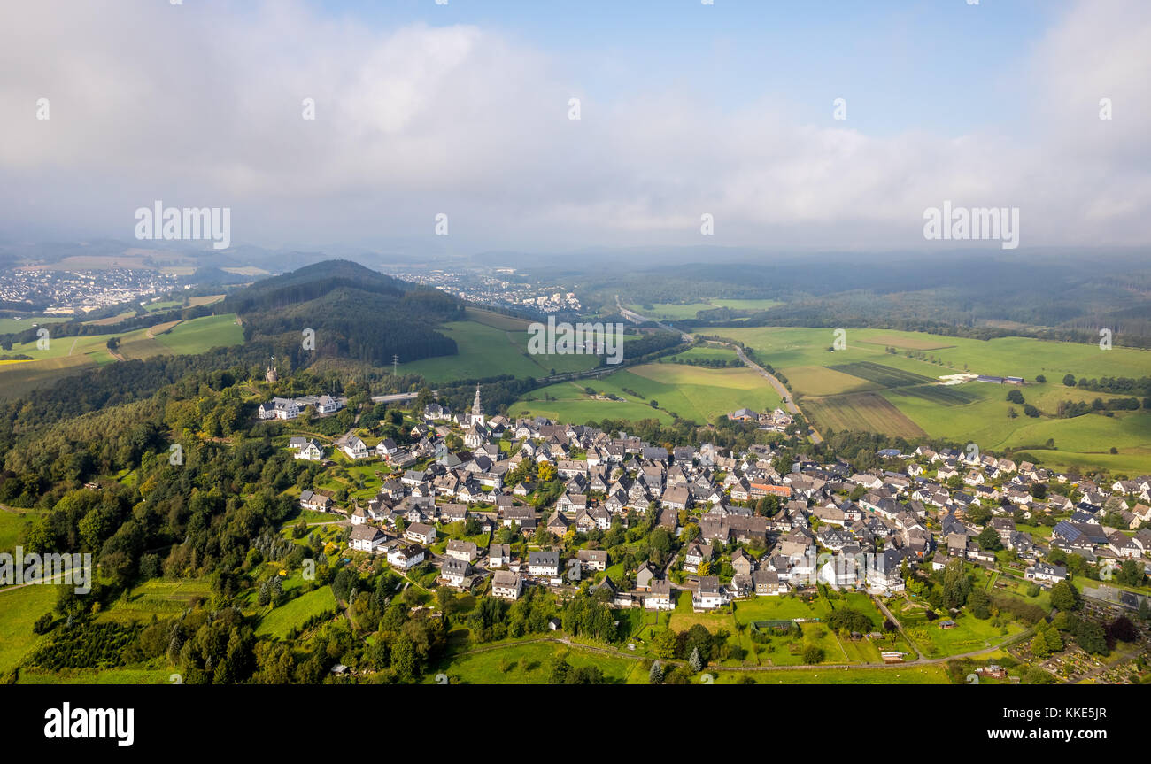 Blick auf Eversberg mit Wolken, ältestes Fachwerkdorf Sauerland, Meschede, Sauerland, Hochsauerland, Nordrhein-Westfalen, Deutschland, Sau Stockfoto