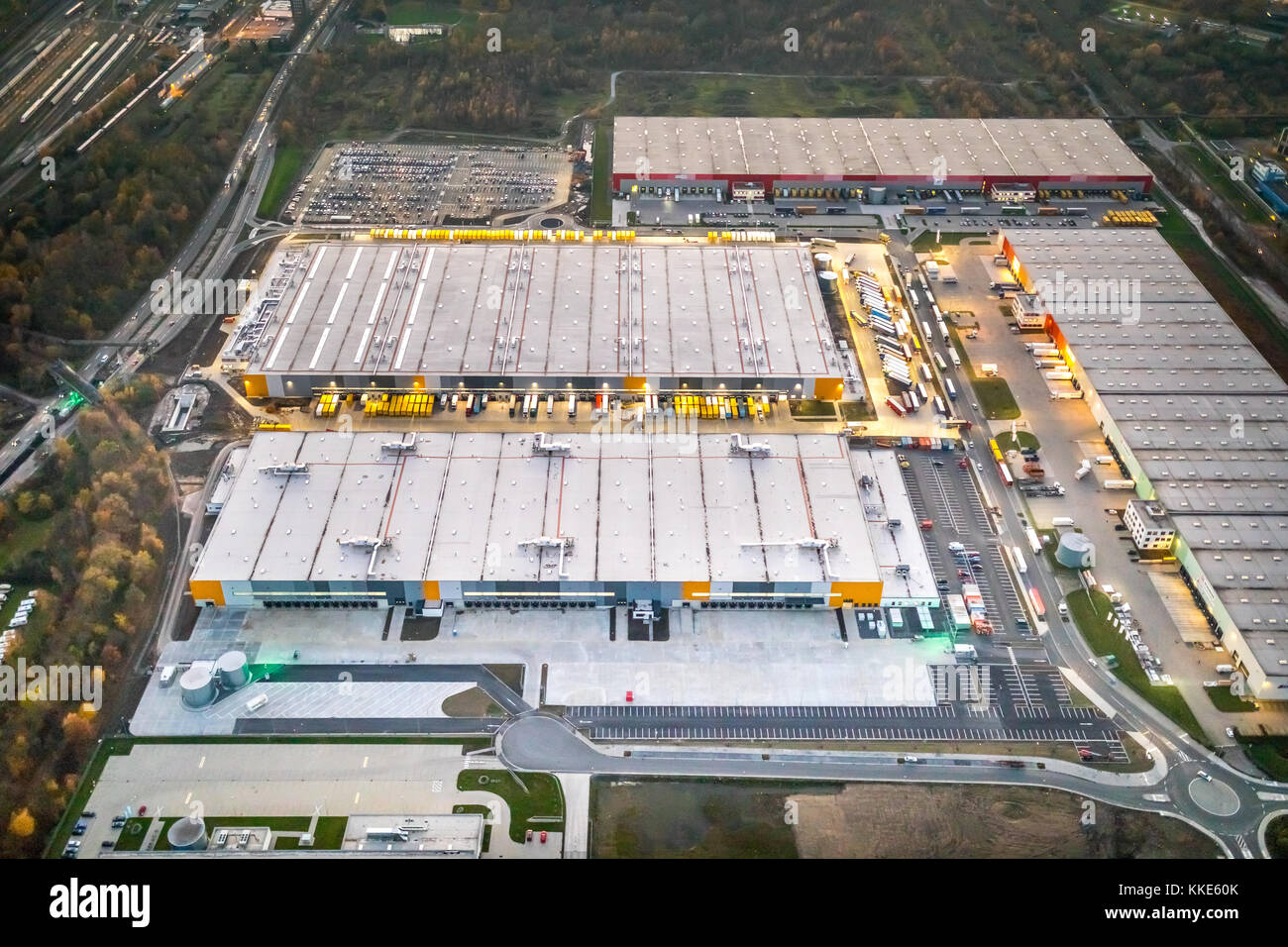 Das Amazon Logistikzentrum 'TM2' in Dortmund befindet sich auf dem Gelände  der ehemaligen Westfalenhütte, Goldbeck-Konstruktion, Dortmund, Ruhr,  Nordrhein-Wes Stockfotografie - Alamy
