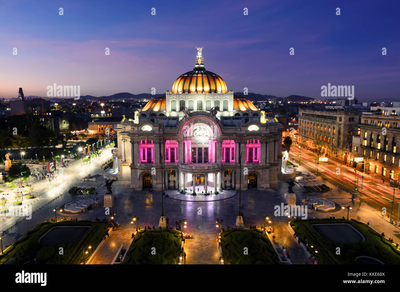 Palacio de Bellas Artes in der letzten rosa Sonnenuntergang Lichtstrahlen mit Beleuchtung Stockfoto
