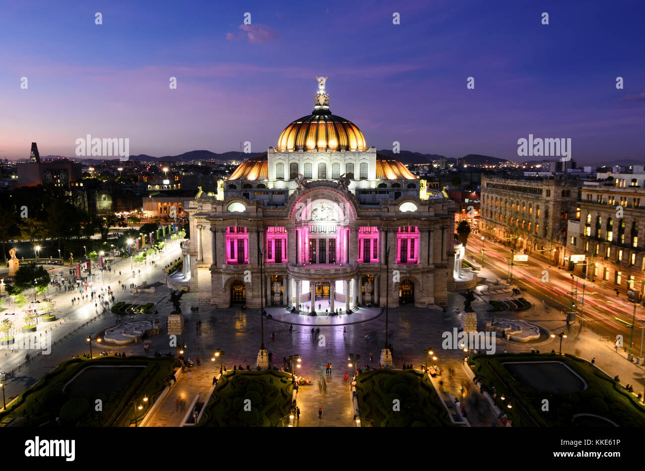 Palacio de Bellas Artes in der letzten rosa Sonnenuntergang Lichtstrahlen Stockfoto
