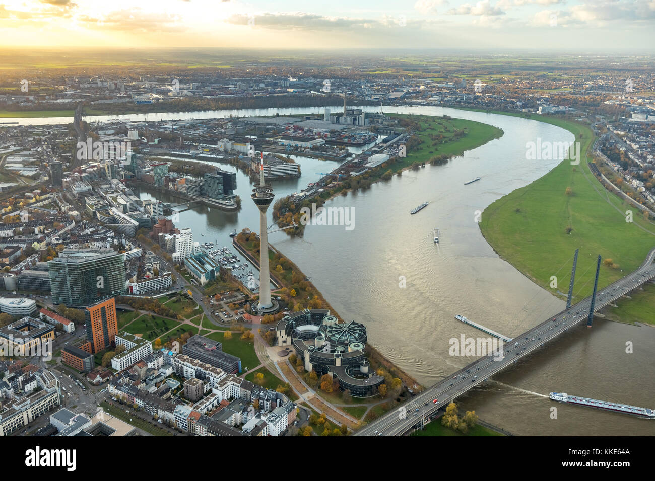 Düsseldorfer landtag, Nordrhein-Westfalen landtag, neben Fernsehturm am Rhein, Medienhafen, Parlamentsbank, Düsseldorf, Rhin Stockfoto