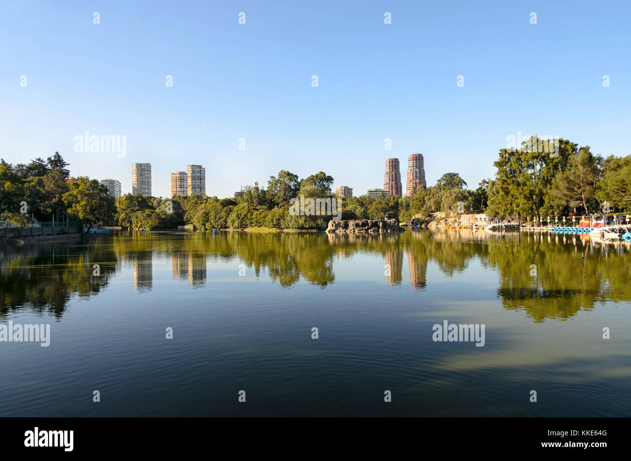 Blick auf den See und den Wolkenkratzern im Chapultepec Park Stockfoto