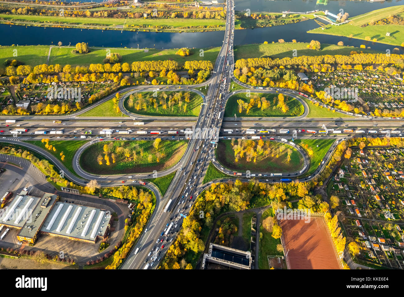 Autobahnkreuz Kleeblatt, A40 und A59 zur Rushhour, Staus auf der A40 bei Duisburg, Schottergarten, Schotterverein KGV Neuland, Kleinga Stockfoto