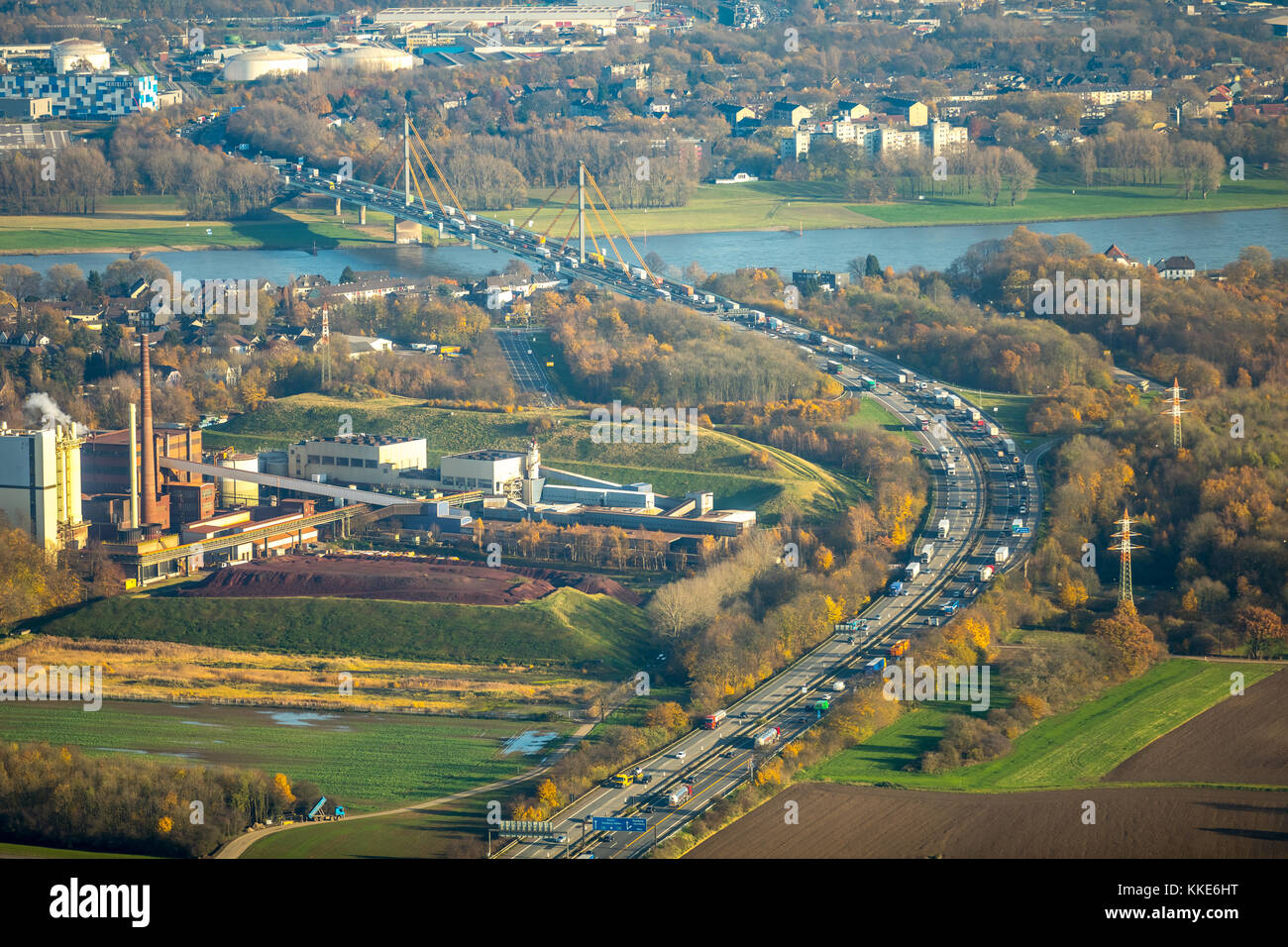A40 Rheinbrücke Neuenkamp bei Duisburg, Autobahn A40, Ruhrschnellweg, Duisburg, Ruhrgebiet, Nordrhein-Westfalen, Deutschland, Duisburg, Ruhrgebiet, Nor Stockfoto