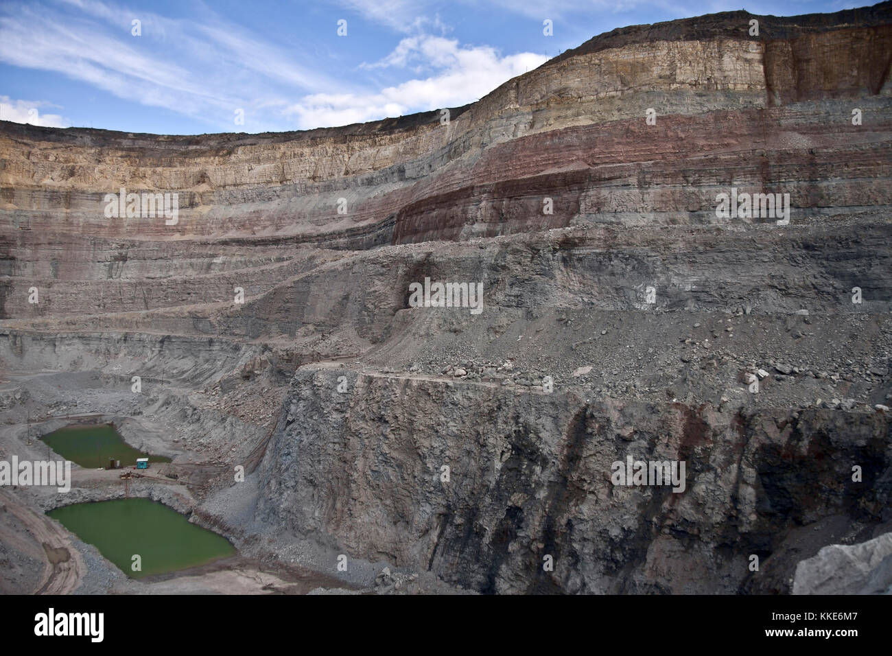 Luftaufnahme zu Diamond open Mine mit Mineralwasser Pools in der unteren Stockfoto