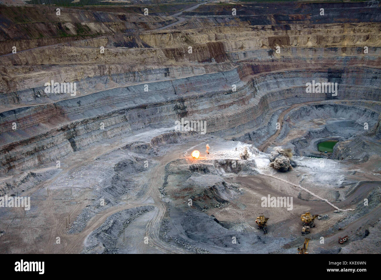 Luftaufnahme auf die Explosion in offenen Mine Stockfoto