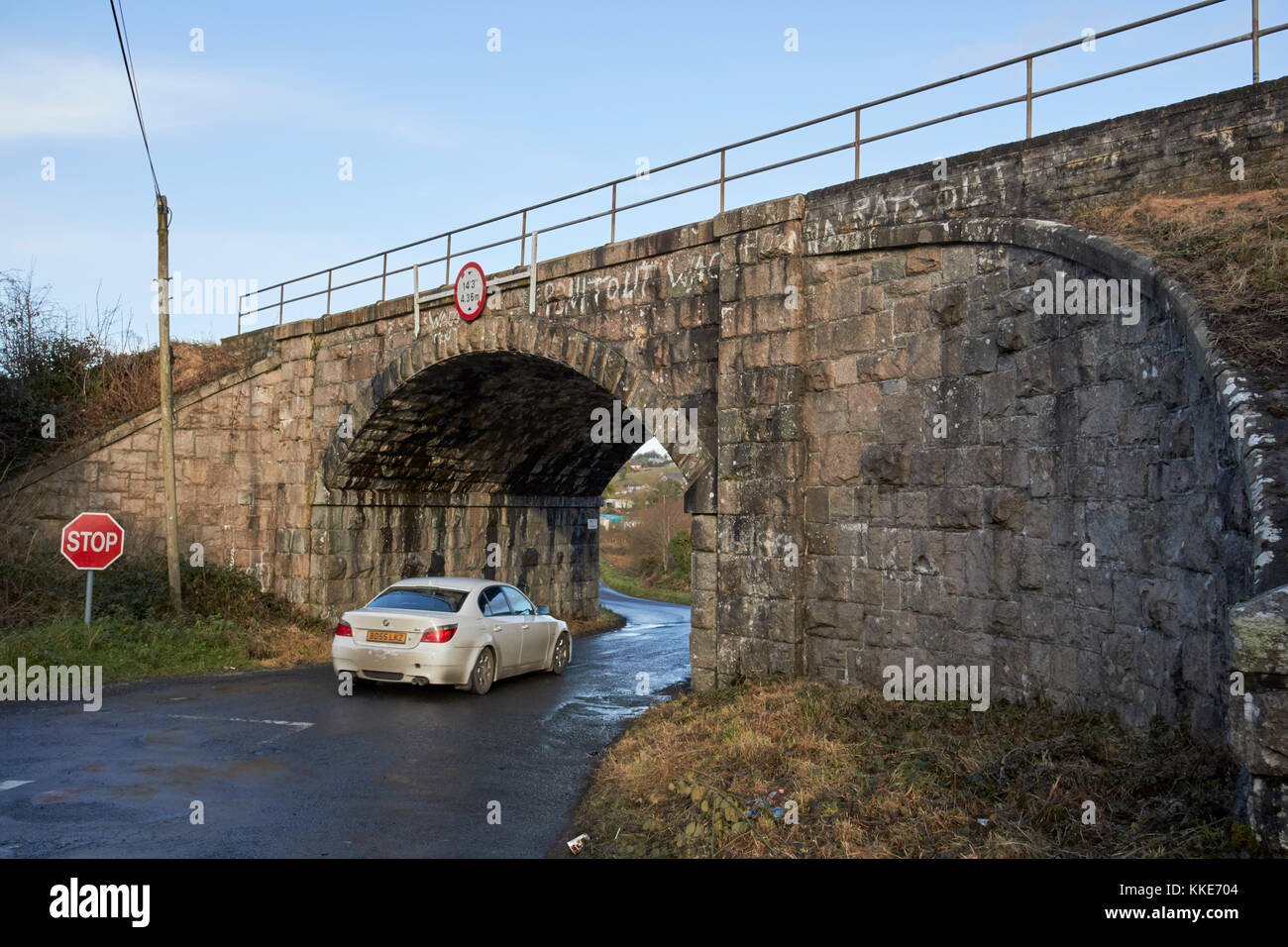 Auto fahren unter der Eisenbahnbrücke auf die Nord-Süd-Eisenbahnlinie an der Grenze gerade innerhalb der Grafschaft Louth in Republik von Irland Stockfoto