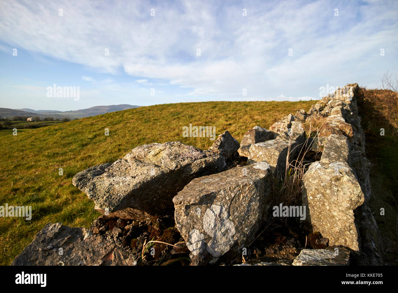 Trockenmauer an der Grenze von South County Armagh in Nordirland Stockfoto