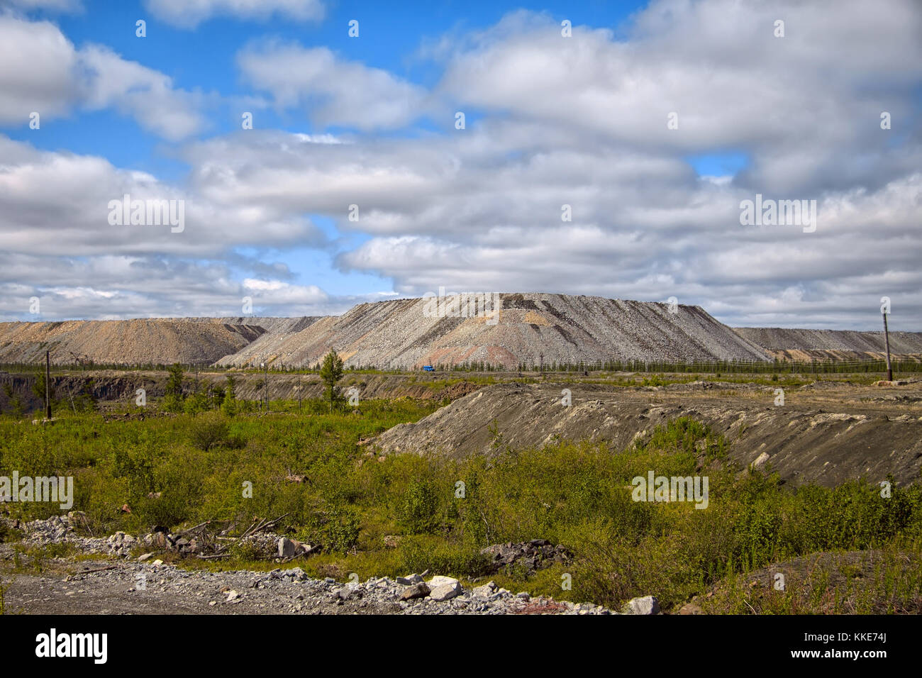 Blick auf burrows von Diamond open Mine auf Sommer Tag unter blauen bewölkten Himmel Stockfoto