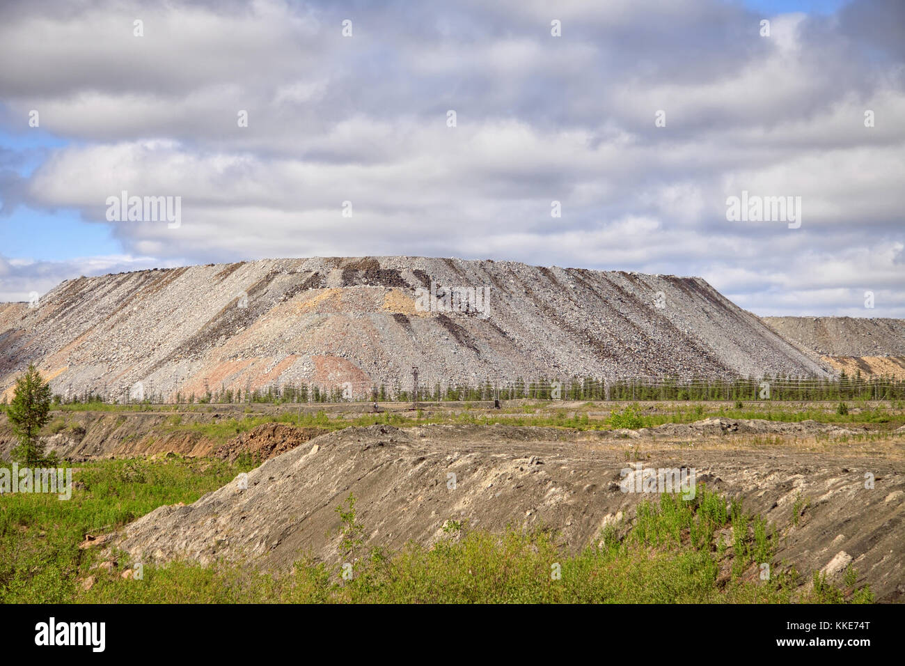 Blick auf burrows von Diamond Mine öffnen an einem Sommertag bei bewölktem Himmel Stockfoto