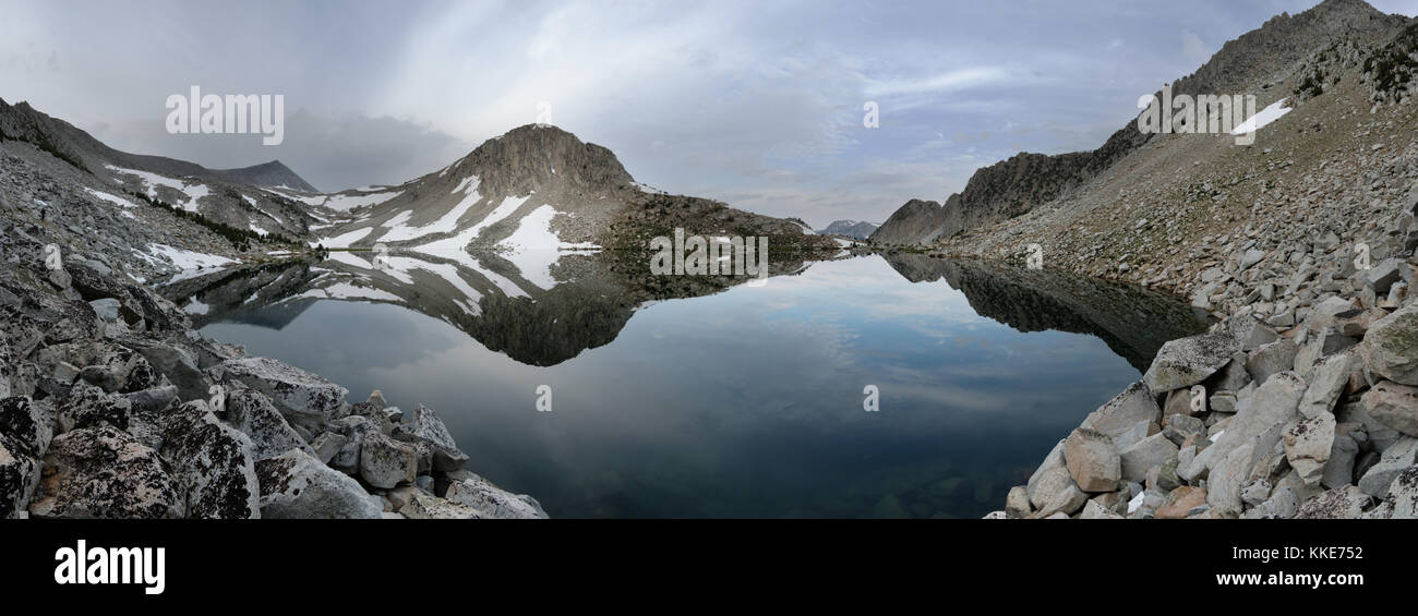 Panorama der Golden Lake in den Sierra Nevada Bergen in Kalifornien an einem bewölkten Tag Stockfoto