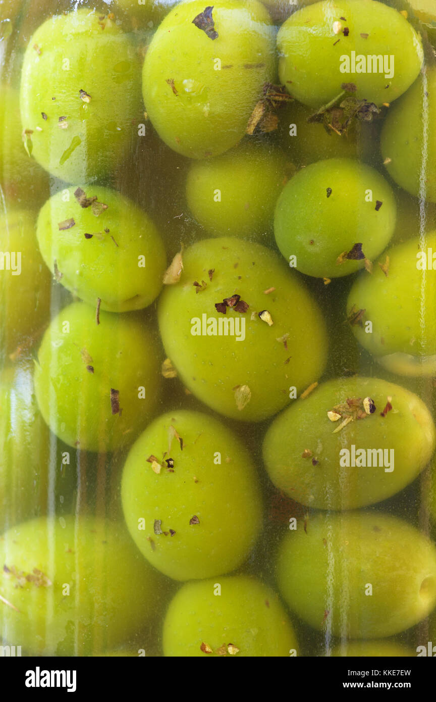 Home grüne Oliven im Glas ausgehärtet Stockfoto