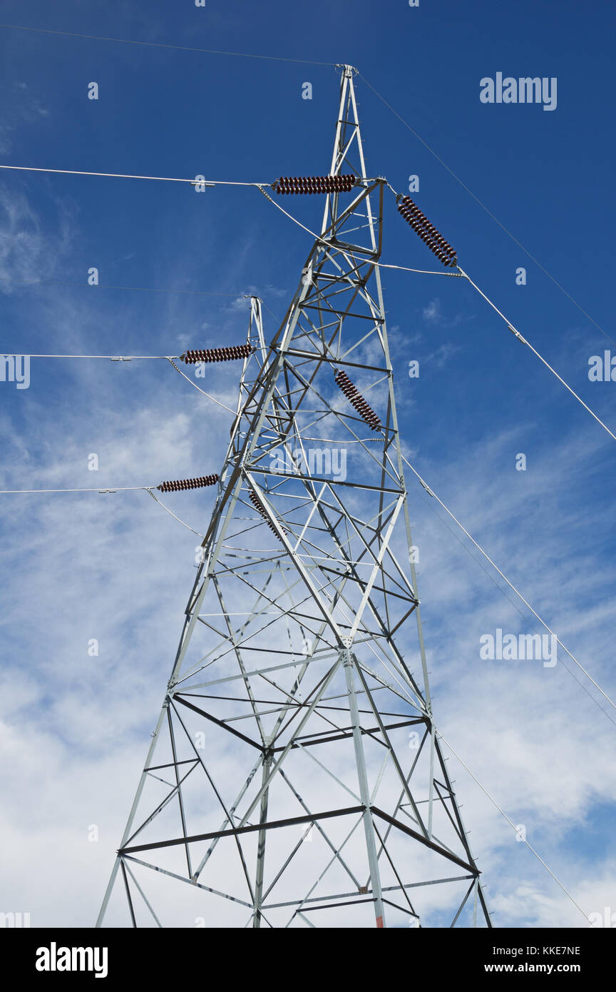 Metall Elektrische high power line Tower mit Himmel Hintergrund Stockfoto