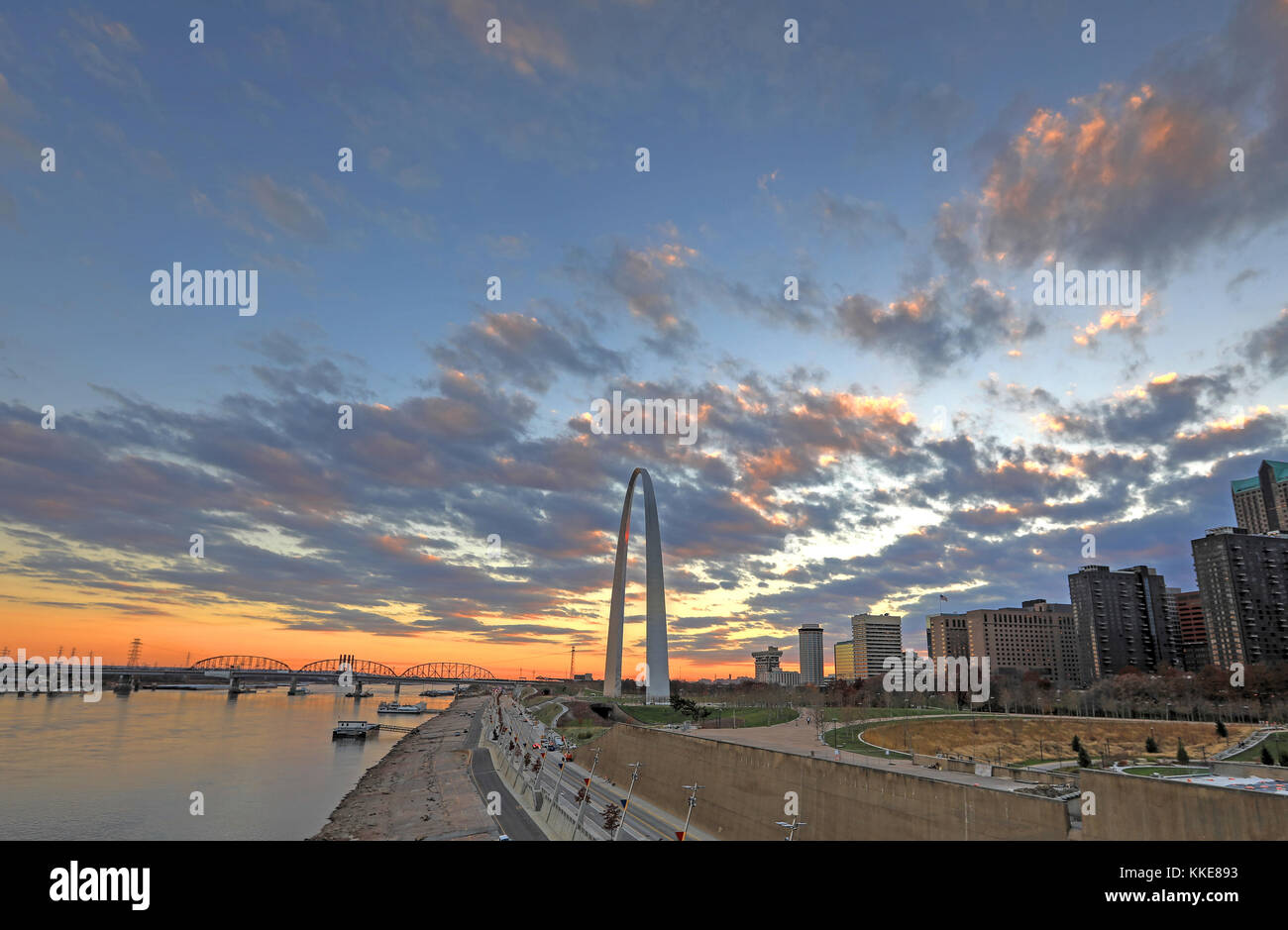 St. Louis, Missouri, und den Gateway Arch von Eads Bridge. Stockfoto