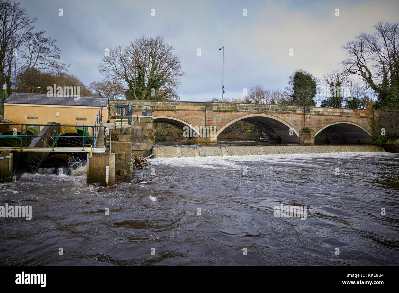 Stockport Wasserkraft erneuerbare Energien Regelung Otterspool Wehr auf der Flusses Goyt in der Nähe von Marple, Romiley, Stockport, Manchester Stockfoto