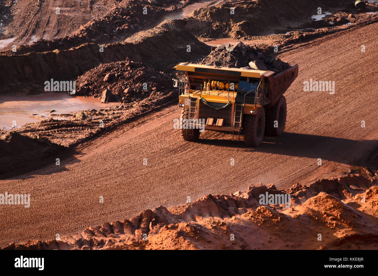 Geladen Tipp - Lkw bis in die offene Grube Wand Stockfoto