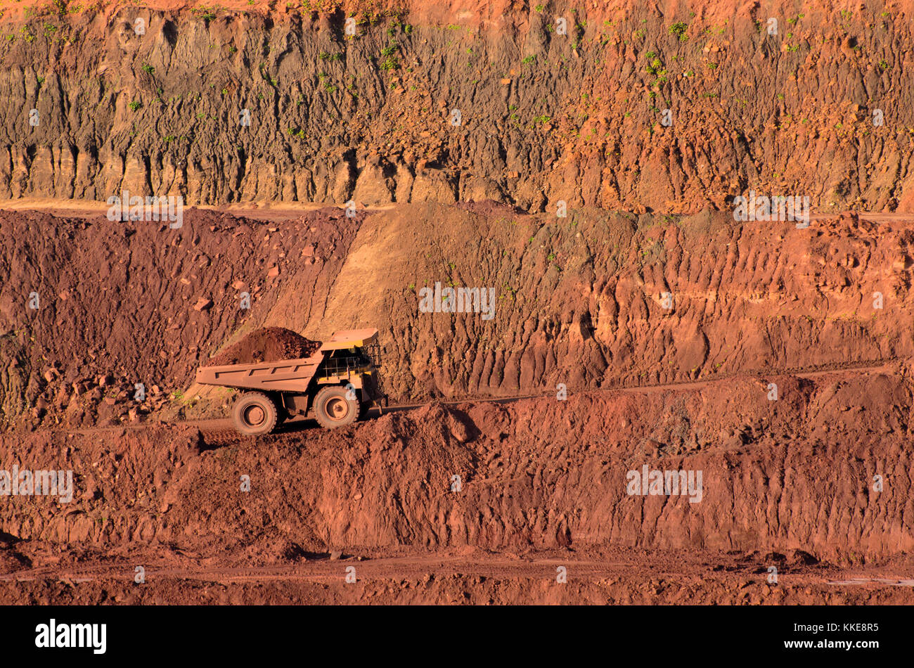 Lastwagen in einer offenen Grube - Gewerbliche Anzeigen Stockfoto