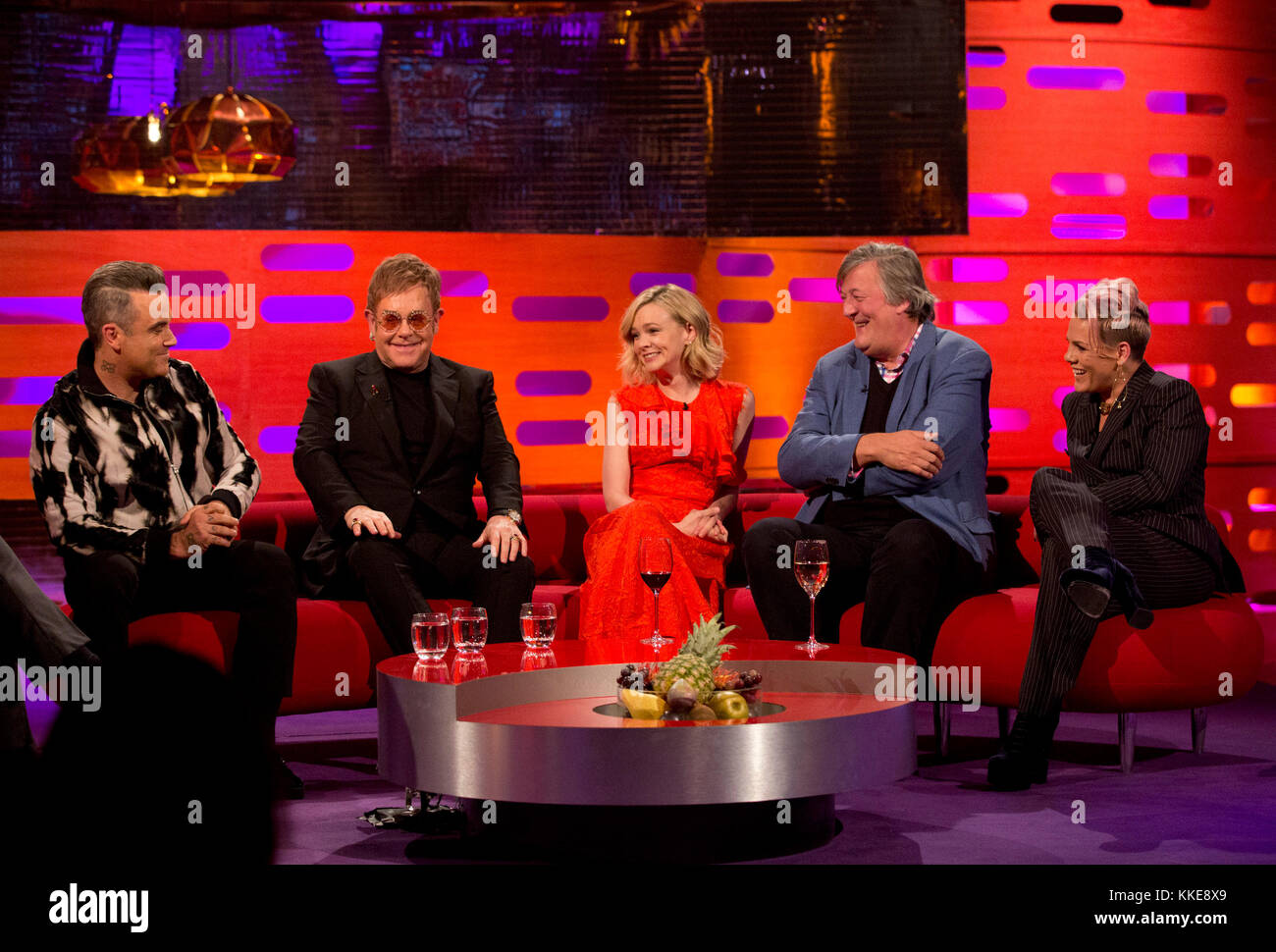 (Nach rechts) Robbie Williams, Elton John, Carey Mulligan, Stephen Fry und Rosa während der Dreharbeiten der Graham Norton Show im Londoner Studios Links, auf BBC One am Freitag ausgestrahlt werden. PRESS ASSOCIATION. Bild Datum: Donnerstag, November 30, 2017. Photo Credit: Isabel Infantes/PA-Kabel Stockfoto