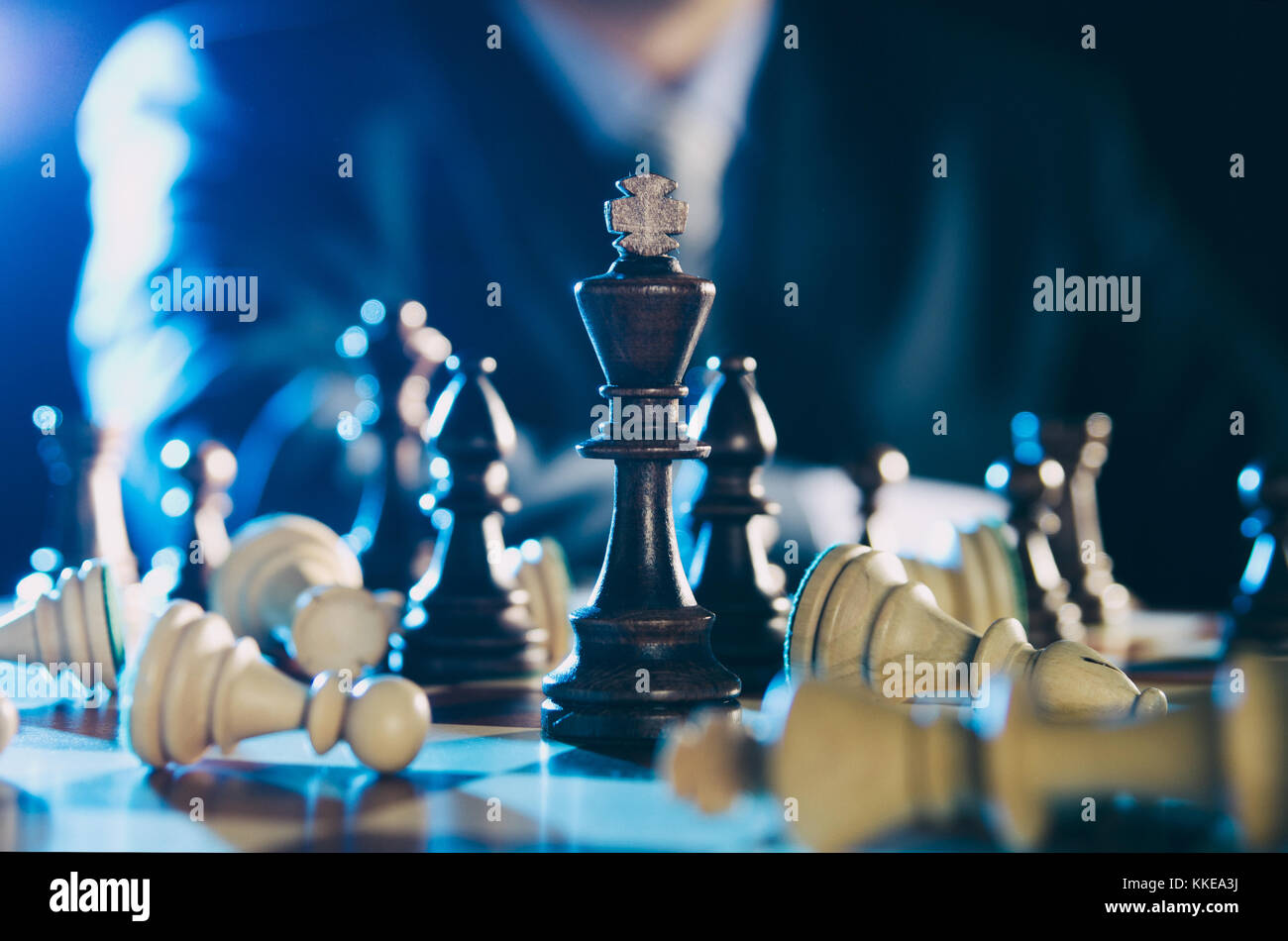 Schach Financial Business Strategie Konzept. Teamleiter holding Schachfigur. Stockfoto