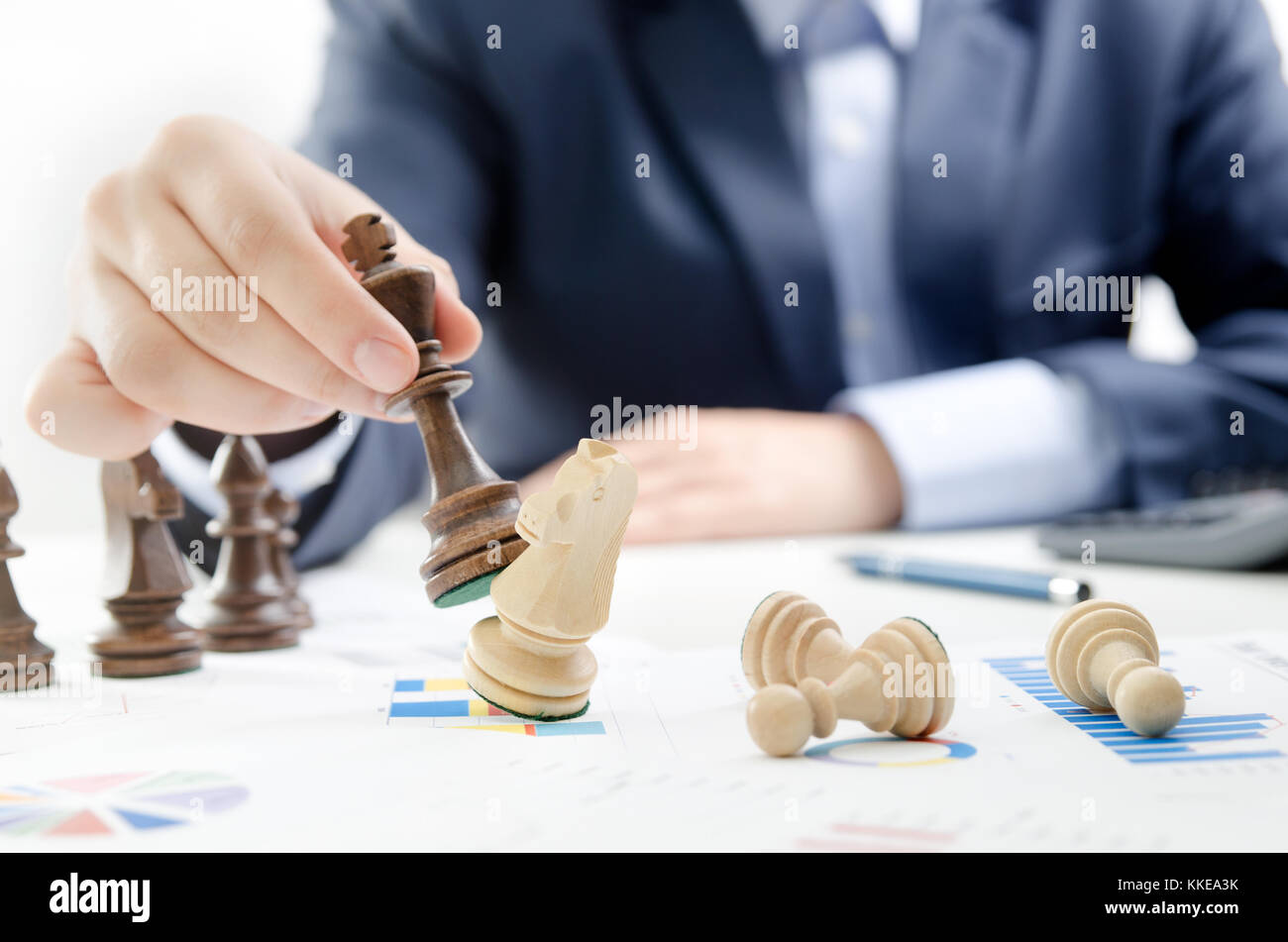 Schach Financial Business Strategie Konzept. Teamleiter holding Schachfigur. Stockfoto