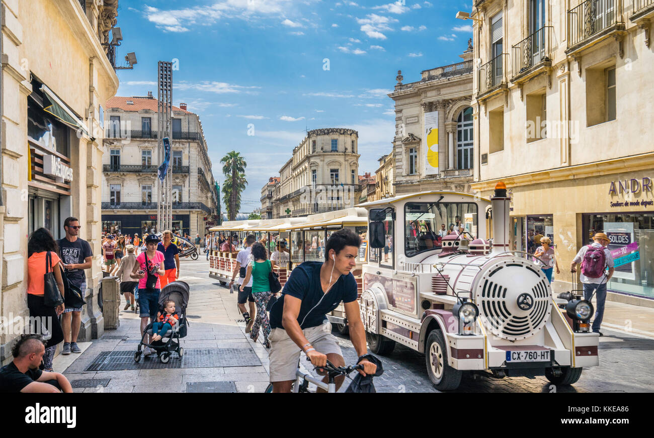 Frankreich, Hérault, Montpellier, Le Petit Train geladen mit Touristen dreht sich in die Rue de la Loge von der Place de la Comédie Stockfoto