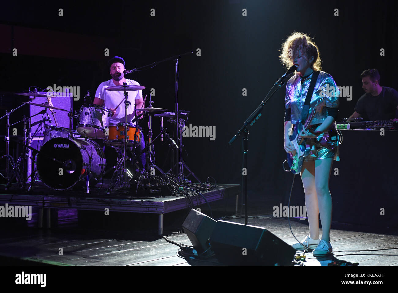 FORT LAUDERDALE, FL - APRIL 16: Katie White of the Ting Tings tritt bei Revolution am 16. April 2015 in Fort Lauderdale, Florida auf Leute: Jules De Martino, Katie White Stockfoto