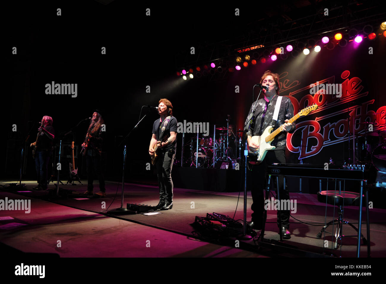 POMPANO BEACH FL - 24. FEBRUAR: John Cowan, Patrick Simmons, Tom Johnston, John McFee von den Doobie Brothers treten am 25. Februar 2015 im Pompano Beach Amphitheater in Pompano Beach, Florida auf Stockfoto