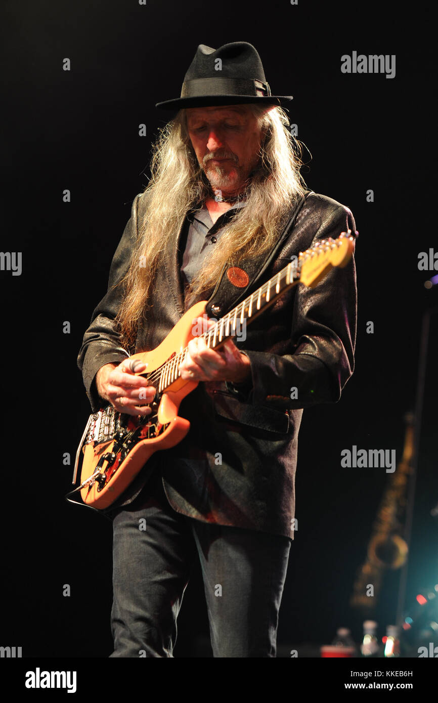 POMPANO BEACH FL - 24. FEBRUAR: Patrick Simmons von den Doobie Brothers tritt am 25. Februar 2015 im Pompano Beach Amphitheater in Pompano Beach, Florida auf Stockfoto