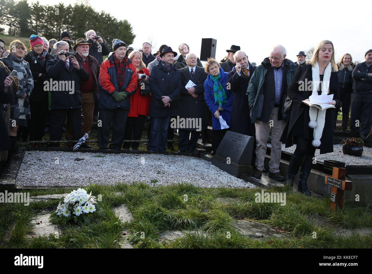 Menschen versammeln sich am Grab des irischen Dichter Patrick Kavanagh in Inniskeen, als sie den 50. Jahrestag seines Todes. Stockfoto