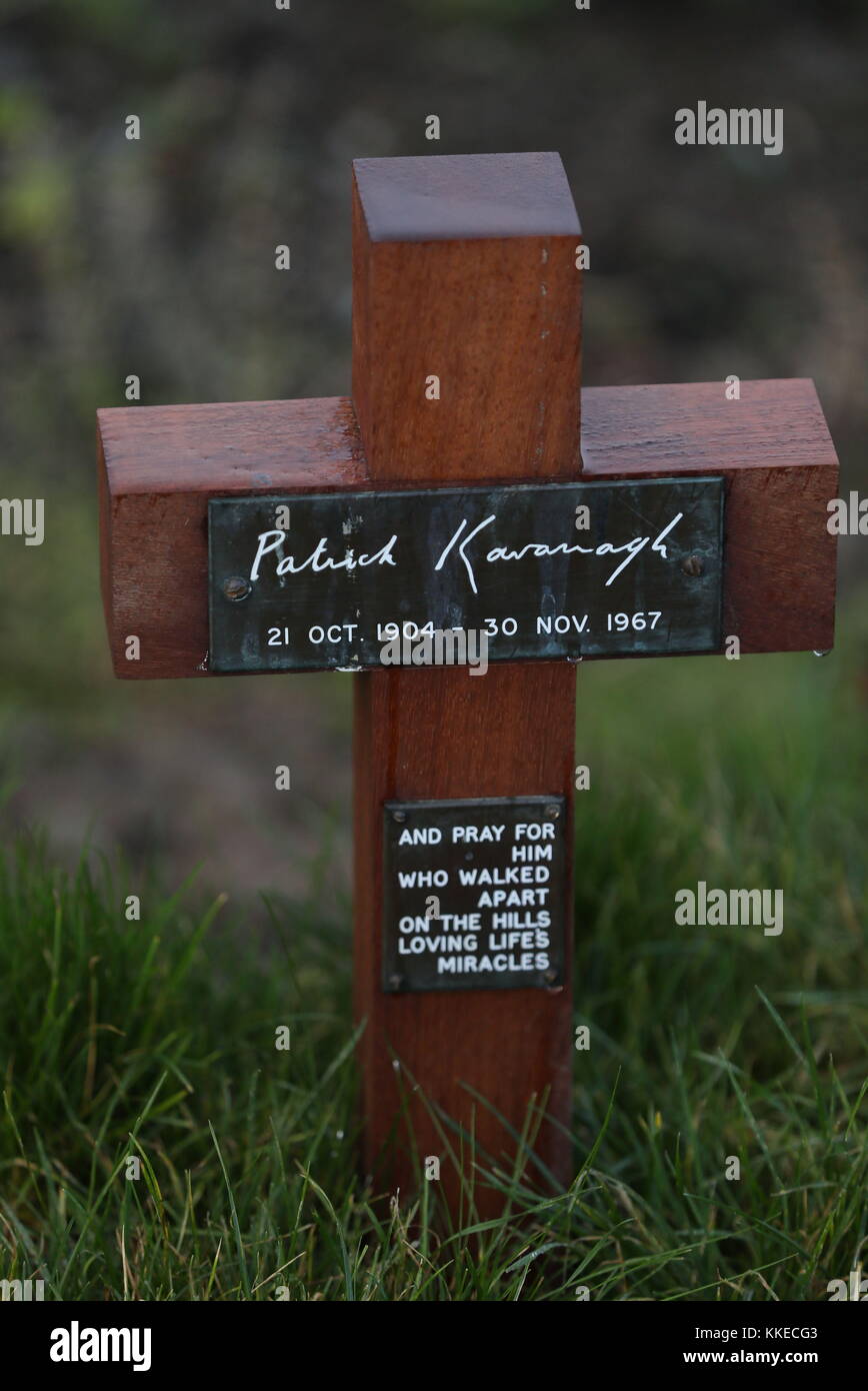 Ein Kreuz am Grab von irischen Dichter Patrick Kavanagh während einer Ggraveside Tribut in Inniskeen anläßlich des 50. Jahrestages seines Todes. Stockfoto