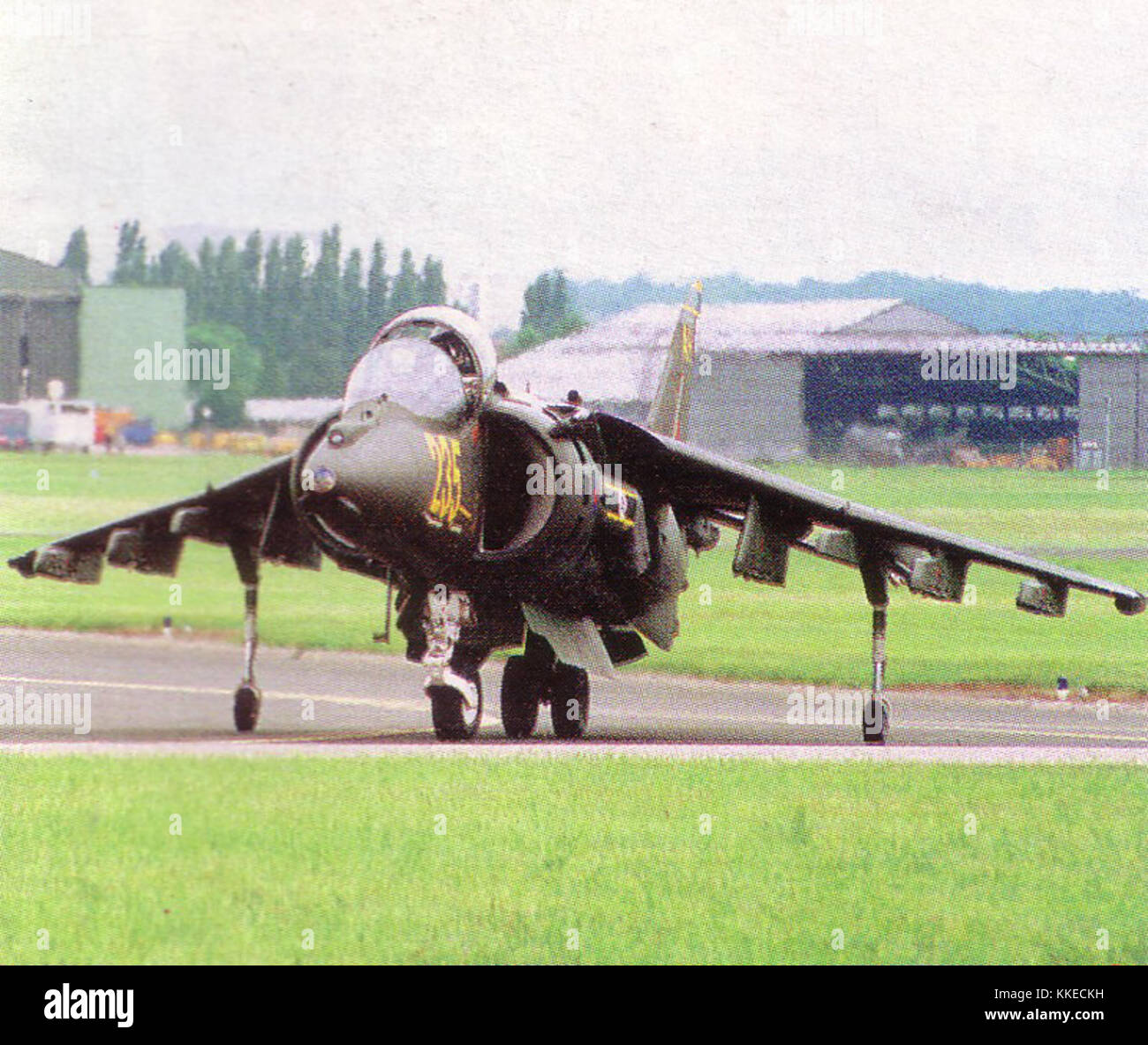 Dieses Bild zeigt eine Harrier GR7, einen britischen Militärjet. Die Harrier ist bekannt für ihre vertikalen/kurzen Takeoff- und Landungsfähigkeiten (VSTOL), die von den britischen Streitkräften weit verbreitet sind. Stockfoto