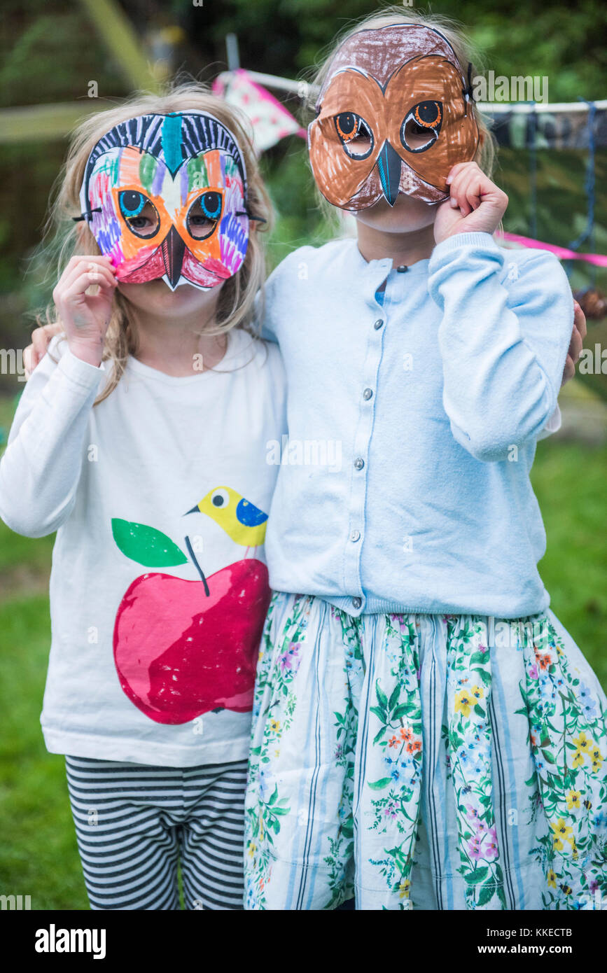 Big wild sleepout Event pix. Bilder der jungen Kinder/Kinder und Eltern, die in Ihrem Garten um von Nachmittag bis in die Nacht - Zeit, genießen Aktivitäten, wie eine Höhle, an Bugs auf der Suche nach Stellen für Hunde Igel, toasten Marshmallows um eine Feuerstelle, die Motten Trapping, auf der Suche nach nachtaktiven Tieren. Stockfoto