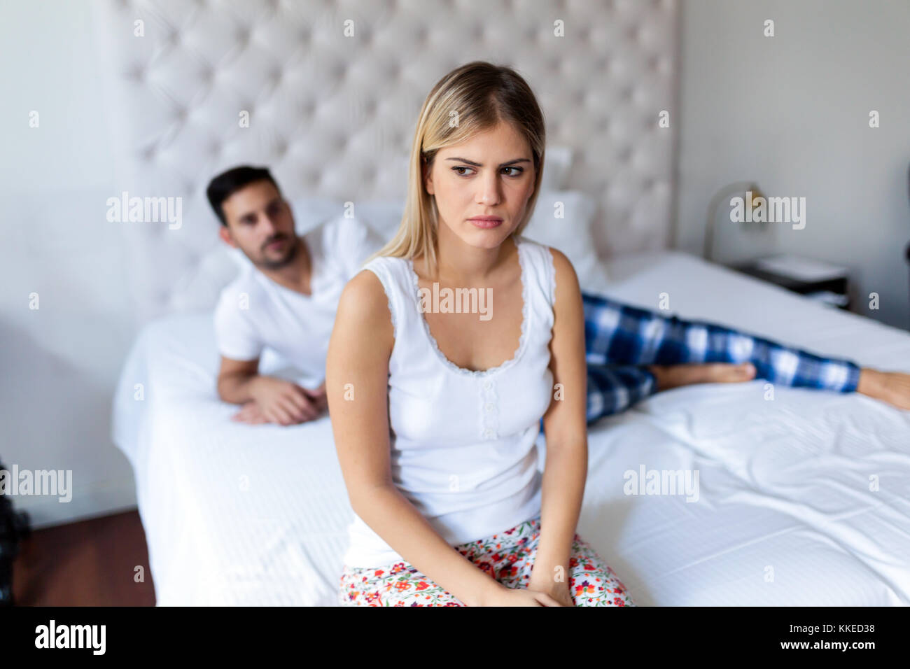 Portrait von unglücklichen jungen Paares im Schlafzimmer Stockfoto