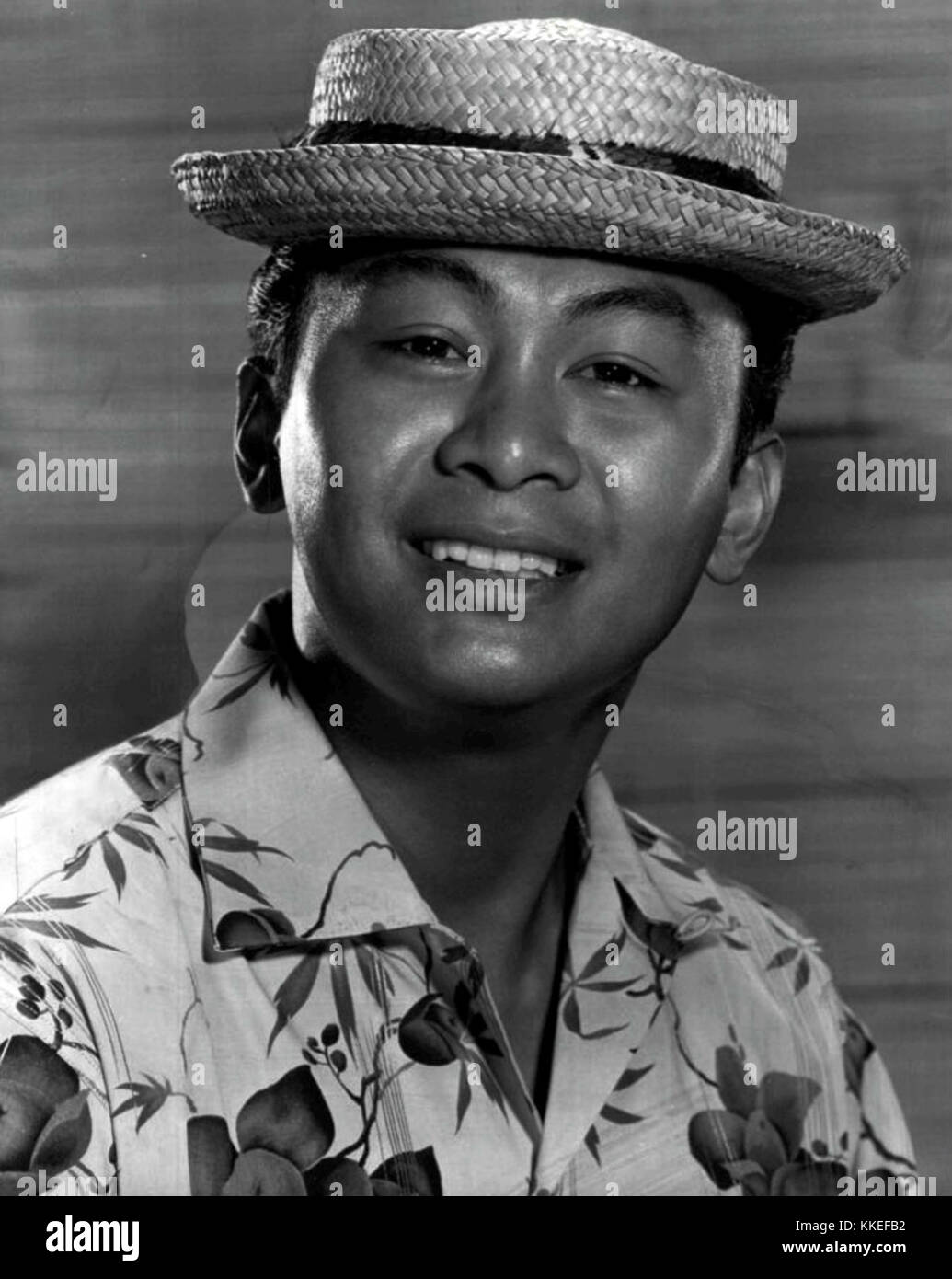 Ein Standbild aus der TV-Show *Hawaiian Eye* mit dem Schauspieler Poncie Ponce. Die Serie wurde in den späten 1950er Jahren ausgestrahlt und konzentrierte sich auf Verbrechen und Abenteuer in Hawaii. Stockfoto