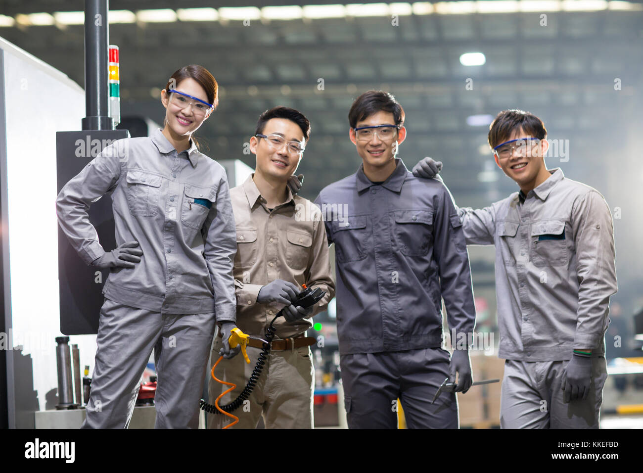 Zuversichtlich chinesischen Engineering Team in der Fabrik Stockfoto