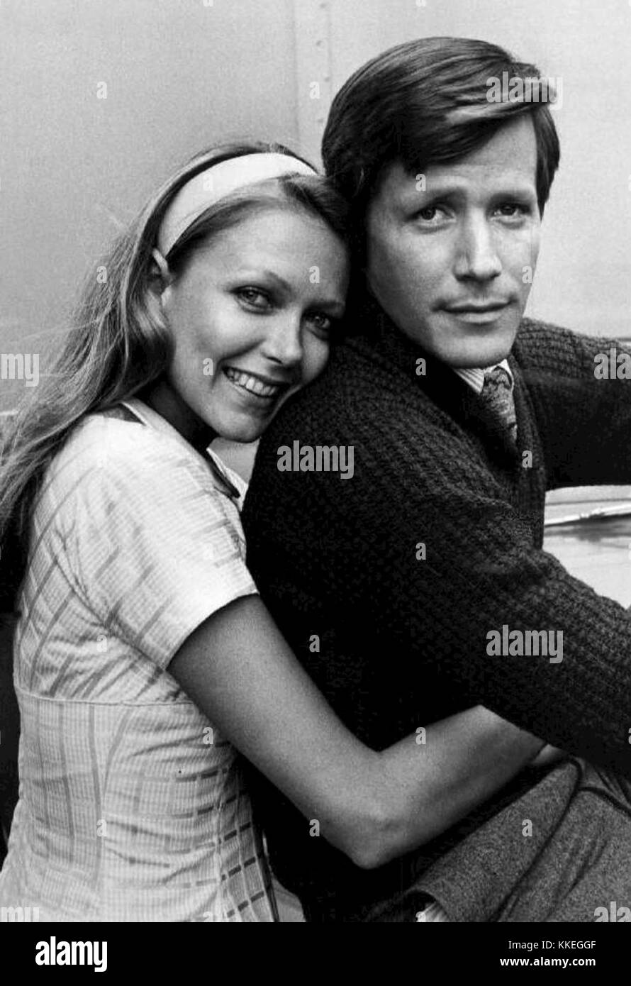 Rich man Poor man ist eine Miniserie aus dem Jahr 1976 mit Susan Blakely und Peter Strauss. Die Serie folgt dem gegensätzlichen Leben zweier Brüder und untersucht Themen wie Wohlstand, Familie und soziale Dynamik im Nachkriegsamerika. Stockfoto