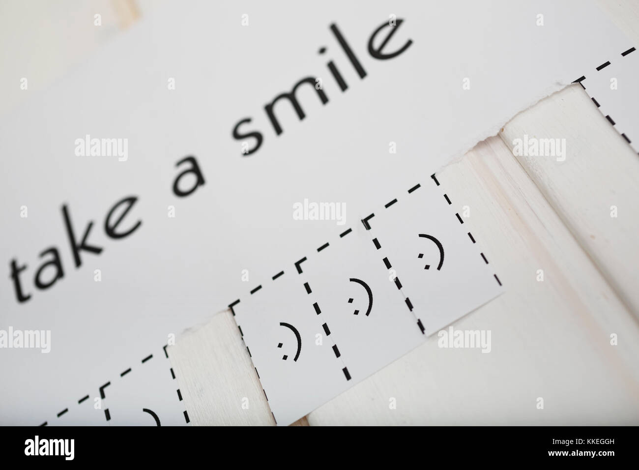 Ein Papier mit den Satz: "Ein Lächeln nehmen und mit einem Lächeln Zeichen bereit zu weg zerrissen werden. Freiheitsgrad. Der Fokus liegt dabei auf das Lächeln. Stockfoto